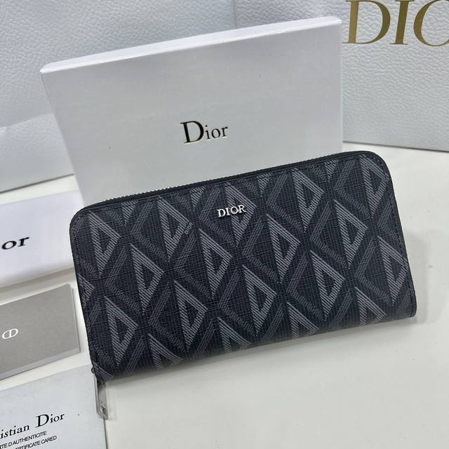 Dior 0197颜色 黑色尺寸 19.5*10.5*3Dior专柜最新款！dior长款拉链钱包高档 印花正面饰有“Dior＂徽标，搭配头层牛皮，容量大双隔层， - 点击图像关闭