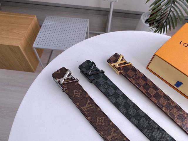 路易威登Louis Vuitton 法国 专柜品质 官网同步 宽度3.8cm 精美钢扣头 原版意大利双面进口原版皮，手感极佳 上身郊果棒 商务休闲两用 长度10