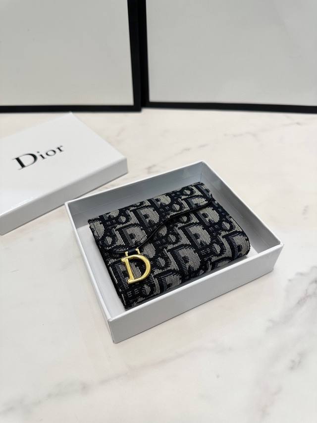 颜色 黑色尺寸：10.5*7 Dior 专柜最新款出货！D家新款马鞍小卡包出货！小小一只，能放十几张卡和几张现金，对于现在人来说足够用了！复古经典的Obliqu - 点击图像关闭