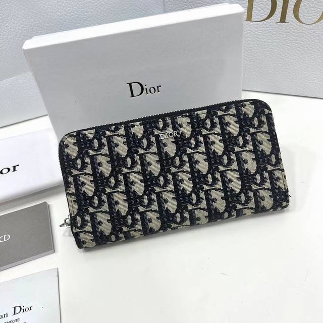 Dior 0198颜色 黑色尺寸 19.5*10.5*3 Dior专柜最新款！dior长款拉链钱包Oblique 印花正面饰有“Dior＂徽标，搭配头层牛皮，容