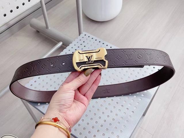 路易威登Louis Vuitton 法国 专柜品质 官网同步 宽度3.8cm 精美钢扣头 原版意大利双面进口小牛皮原版花纹 手感极佳 上身郊果棒 商务休闲两用