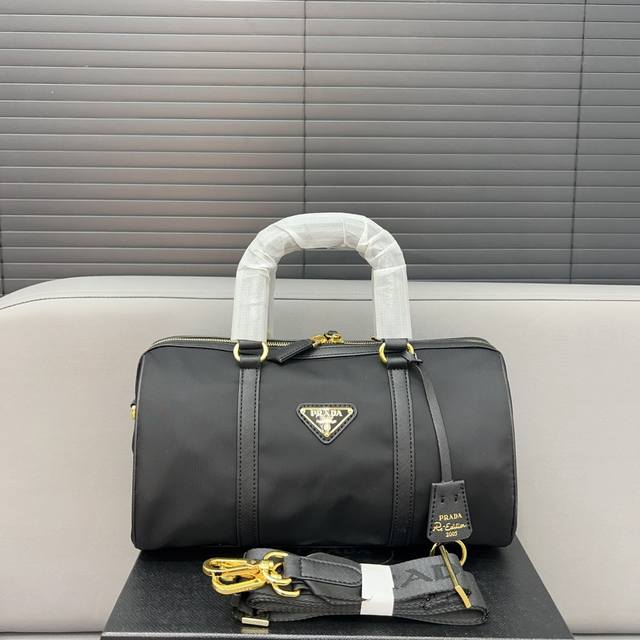 Prada 普拉达 新款帆布枕头包 单肩斜挎包精湛镶嵌细工 经典百搭 实物拍摄 原厂原版面料 配送小票防尘袋 17 x 31 cm。