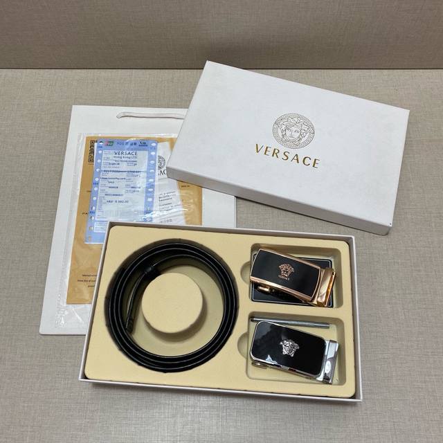 Versace精品款 ☆双扣礼盒套装 含礼盒 专柜有售 范思哲专柜在售正品 此款采用头层牛皮制作 走线油边细致 正品开模 搭配广州原版扣经久耐用、3.5cm规格