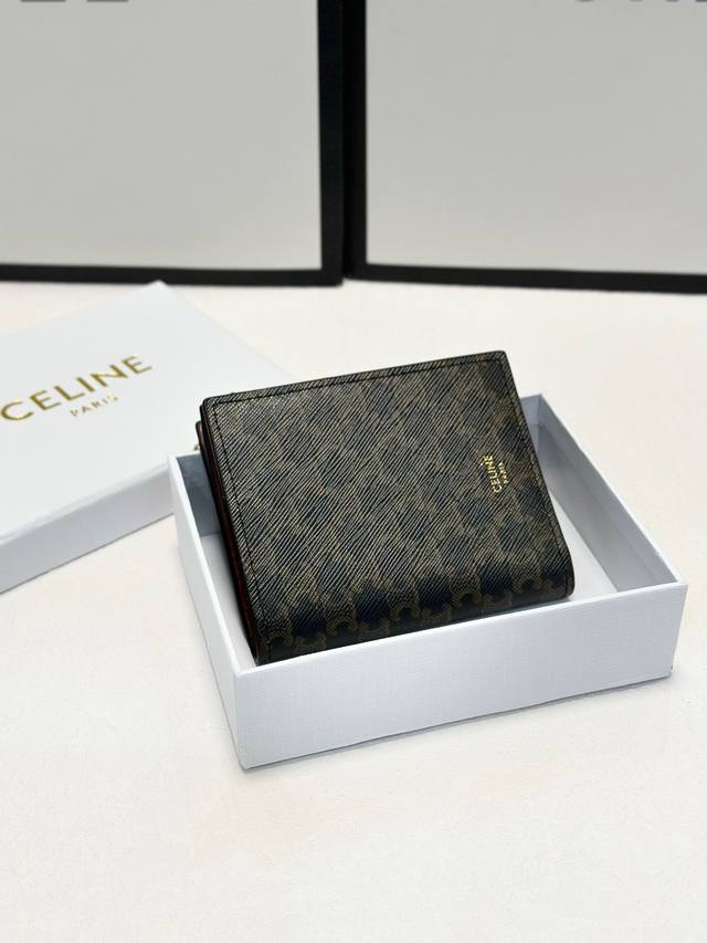 Celine 8591 颜色 黑色 杏色 棕色 老花 尺寸 9* 10.5*2Celine 专柜最新款！TRIOMPHE 紧凑型钱包 闪亮小牛皮 简约大气 ，精