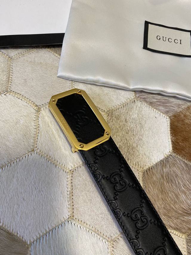 GUCCI 古驰精致方形金属扣，双G压纹黑色进口牛皮腰带，满足冬日搭配。38mm.