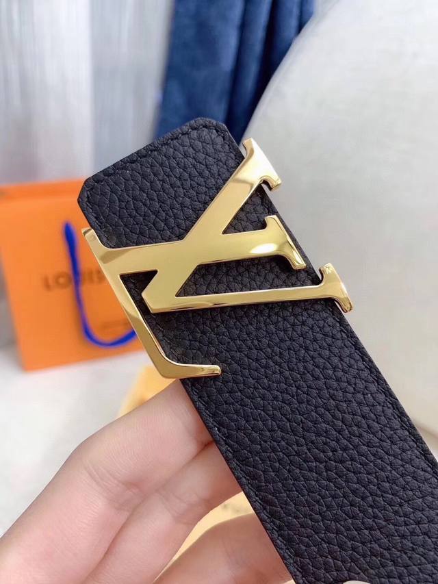 路易威登Louis Vuitton 法国 专柜品质 官网同步 宽度3.8cm 精美钢扣头 原版意大利双面进口小牛皮原版花纹 双面可用 黑色 咖啡 双色 手感极佳 - 点击图像关闭