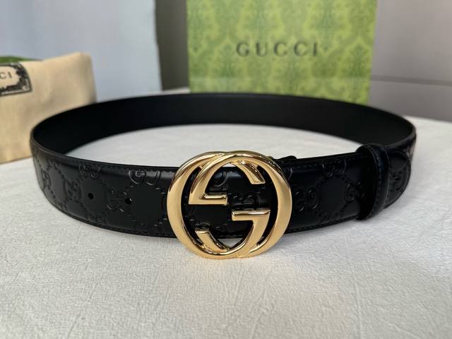 原单品质 Gucci 古驰男款互锁G金属扣腰带，采用热压技术的Gucci signature真皮精制而成，触感厚实，印花图案清晰分明。4厘米