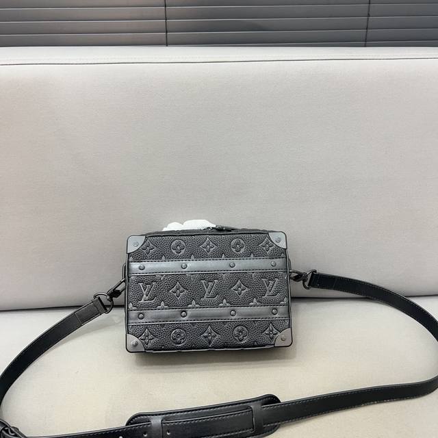 Louisvuitton 路易威登 HANDLE SOFT TRUNK 手袋 盒子包 小方包 男女通用单肩斜挎包 小箱子 采用精湛镶嵌细工，实物拍摄 原厂原版面