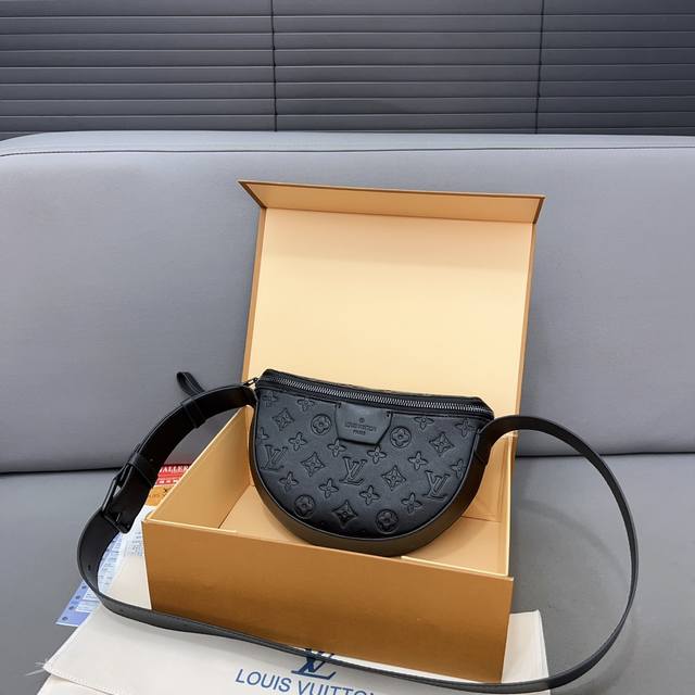 Louisvuitton 路易威登 Moon 月亮包单肩斜挎包 采用精湛镶嵌细工，实物拍摄 原厂原版面料 配送防尘布 24 x 16cm。