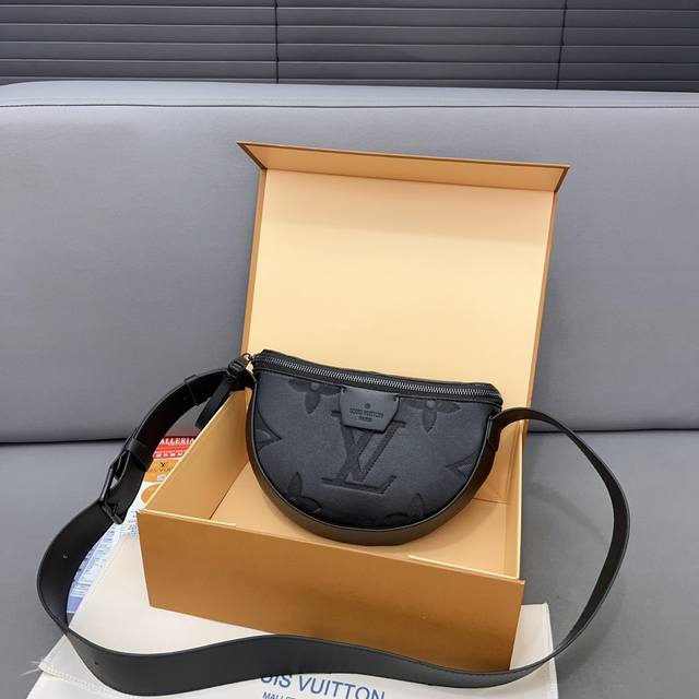 Louisvuitton 路易威登 Moon 月亮包单肩斜挎包 采用精湛镶嵌细工，实物拍摄 原厂原版面料 配送防尘布 24 x 16cm。