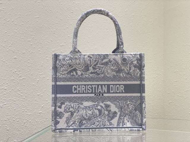 购物袋新尺寸 灰色老虎 Dior Book Tote 时尚易逝 经典永存 Dior 高级 定制系列 刺绣帆布手提包 创造经典 演绎时尚 肩背与手提两用 小号尺寸