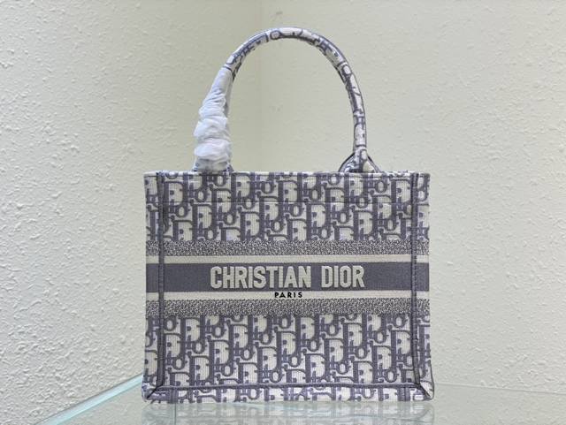 购物袋新尺寸 Dior Book Tote 时尚易逝 经典永存 Dior 高级 定制系列 刺绣帆布手提包 创造经典 演绎时尚 肩背与手提两用 小号尺寸：26.5 - 点击图像关闭