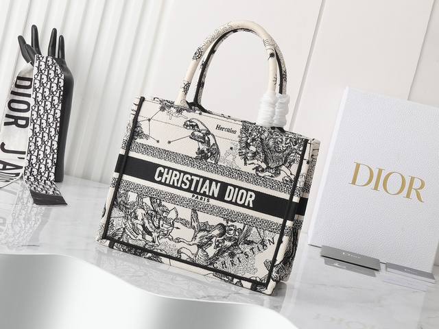 独家实物拍摄 小 原单 Dior Book Tote 托特 白色星座小26Cm 这款 Book Tote手袋由女装创意总监玛丽亚 嘉茜娅 蔻丽 Maria Gr