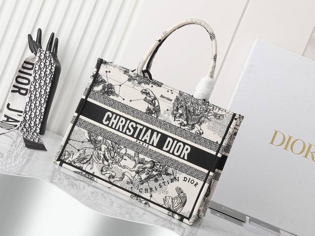 独家实物拍摄 中 原单 Dior Book Tote 托特 白色星座中36Cm 这款 Book Tote手袋由女装创意总监玛丽亚 嘉茜娅 蔻丽 Maria Gr - 点击图像关闭