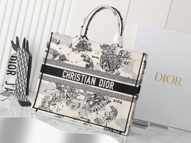 独家实物拍摄 大 原单 Dior Book Tote 托特 白色星座大42Cm 这款 Book Tote手袋由女装创意总监玛丽亚 嘉茜娅 蔻丽 Maria Gr