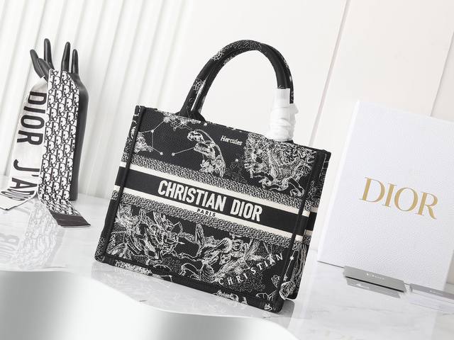 独家实物拍摄 小 原单 Dior Book Tote 托特 黑色星座小26Cm 这款 Book Tote手袋由女装创意总监玛丽亚 嘉茜娅 蔻丽 Maria Gr