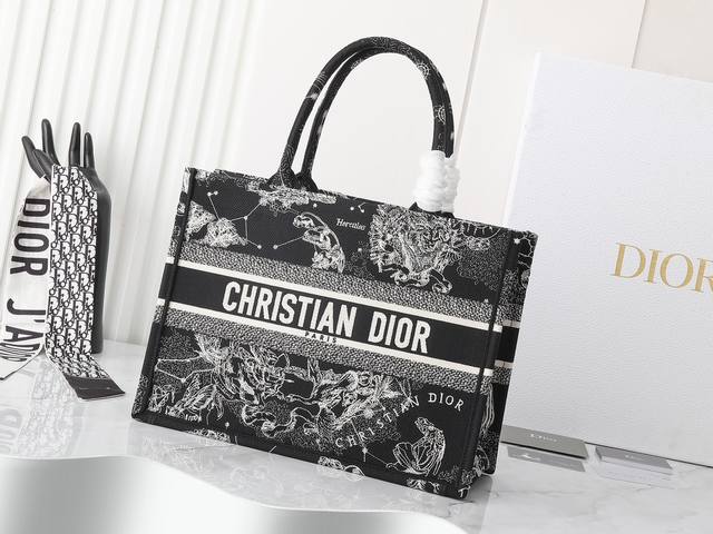 独家实物拍摄 中 原单 Dior Book Tote 托特 黑色星座中36Cm 这款 Book Tote手袋由女装创意总监玛丽亚 嘉茜娅 蔻丽 Maria Gr