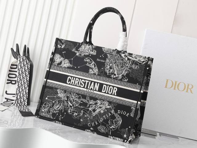 独家实物拍摄 大 原单 Dior Book Tote 托特 黑色星座大42Cm 这款 Book Tote手袋由女装创意总监玛丽亚 嘉茜娅 蔻丽 Maria Gr