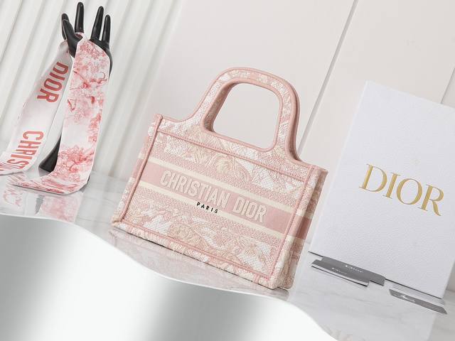 独家实物拍摄 迷你 原单 Dior Book Tote 托特 粉色老虎迷你22Cm 这款 Book Tote手袋由女装创意总监玛丽亚 嘉茜娅 蔻丽 Maria