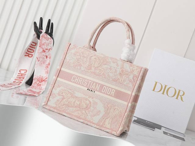 独家实物拍摄 小 原单 Dior Book Tote 托特 粉色老虎小26Cm 这款 Book Tote手袋由女装创意总监玛丽亚 嘉茜娅 蔻丽 Maria Gr