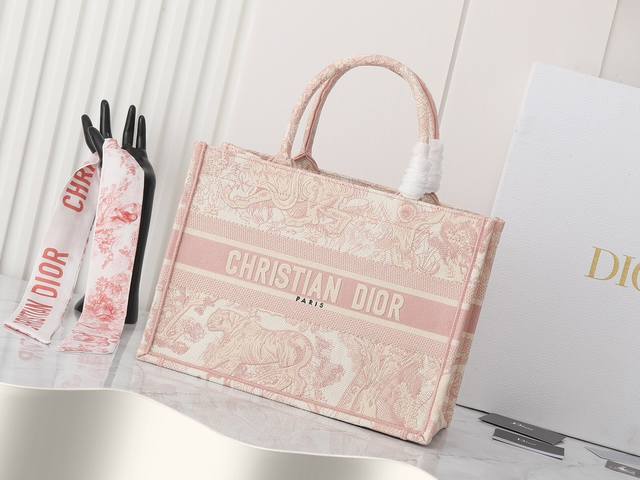 独家实物拍摄 中 原单 Dior Book Tote 托特 粉色老虎中36Cm 这款 Book Tote手袋由女装创意总监玛丽亚 嘉茜娅 蔻丽 Maria Gr