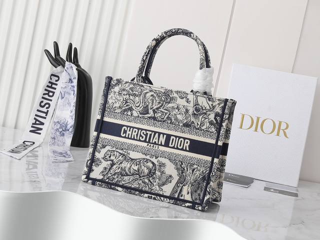 独家实物拍摄 小 原单 Dior Book Tote 托特 蓝色老虎小26Cm 这款 Book Tote手袋由女装创意总监玛丽亚 嘉茜娅 蔻丽 Maria Gr