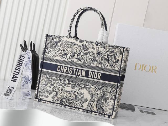 独家实物拍摄 大 原单 Dior Book Tote 托特 蓝色老虎大42Cm 这款 Book Tote手袋由女装创意总监玛丽亚 嘉茜娅 蔻丽 Maria Gr