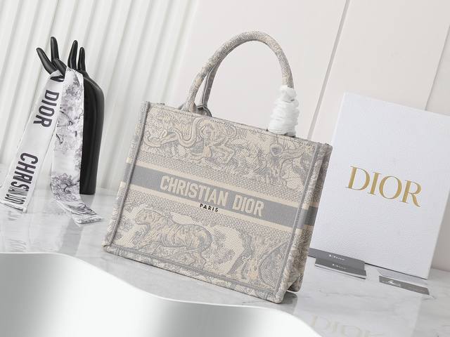 独家实物拍摄 小 原单 Dior Book Tote 托特 灰色老虎小26Cm 这款 Book Tote手袋由女装创意总监玛丽亚 嘉茜娅 蔻丽 Maria Gr