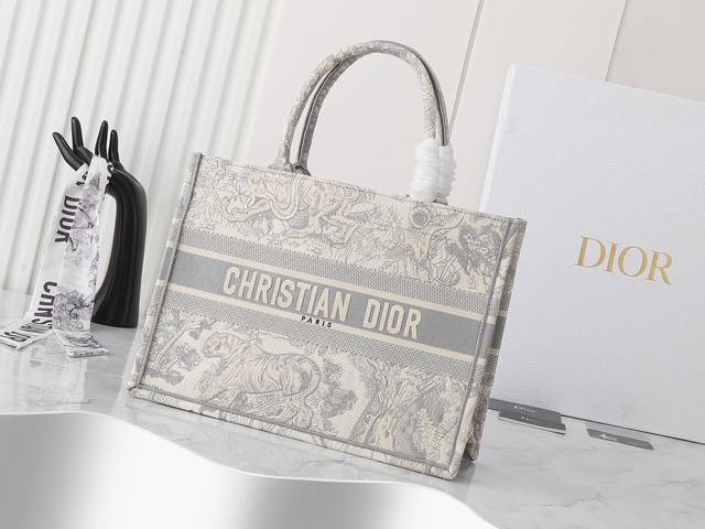 独家实物拍摄 中 原单 Dior Book Tote 托特 灰色老虎中36Cm 这款 Book Tote手袋由女装创意总监玛丽亚 嘉茜娅 蔻丽 Maria Gr