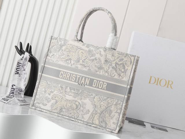 独家实物拍摄 大 原单 Dior Book Tote 托特 灰色老虎大42Cm 这款 Book Tote手袋由女装创意总监玛丽亚 嘉茜娅 蔻丽 Maria Gr