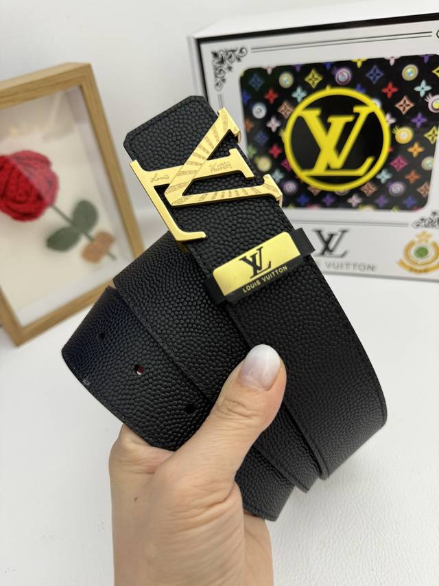 品名：Lv..路易..威登原单 材质：原单牛皮腰带 百分百头层牛皮腰带保证真皮，24K纯钢扣，专柜原单品质、做工精细，时尚大牌，送人自用首选 包装： 请认准如图