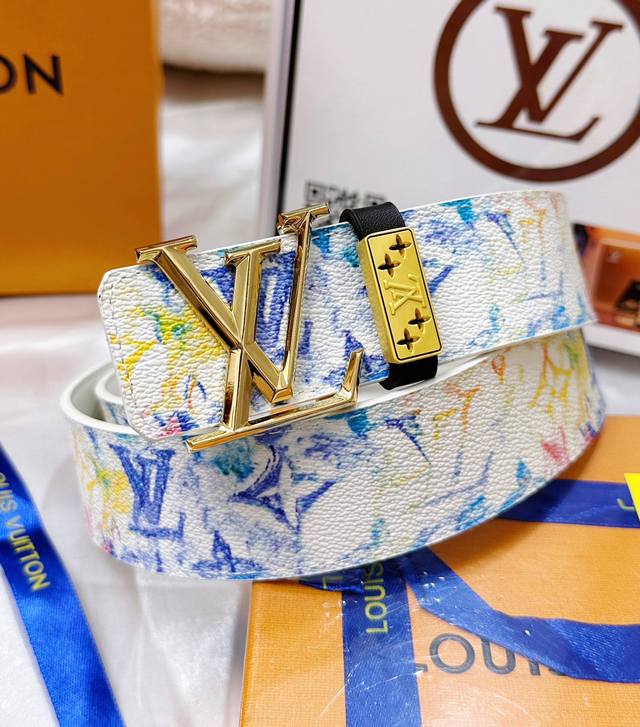 皮带：Lv..路易..威登顶级复刻. 腰带：原单品质百分百头层牛皮，保证真皮。复古雕花设计.真空电镀.永不掉色.24K纯钢扣涂鸦彩绘图案艺术双面可用专柜同等质量