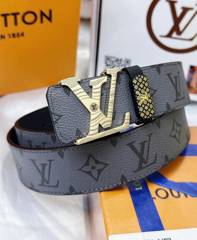 皮带：Lv..路易..威登顶级复刻. 腰带：原单品质百分百头层牛皮，保证真皮。雕花设计.真空电镀.永不掉色.24K纯钢扣进口头层灰老花系列双面可用专柜同等质量，