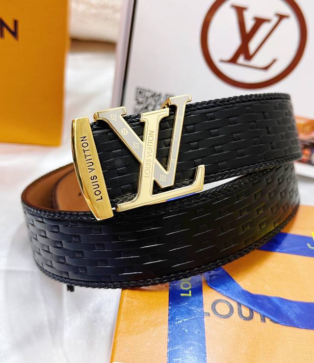 皮带：Lv..路易..威登顶级复刻. 腰带：原单品质百分百头层牛皮，保证真皮。雕花镂空工艺.真空电镀.永不掉色.24K纯钢扣纯手工编织系列双面可用专柜同等质量，