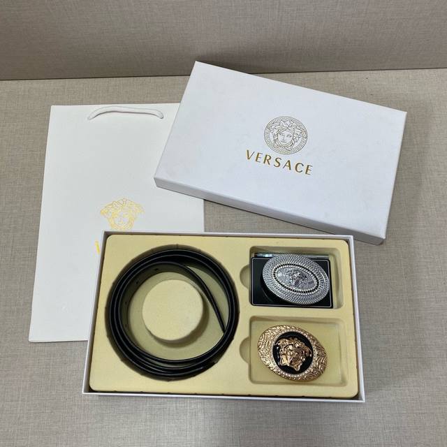 Versace精品款 ☆双扣礼盒套装 含礼盒 专柜有售 范思哲专柜在售正品 此款采用头层牛皮制作 走线油边细致 正品开模 搭配广州原版扣经久耐用、3.8Cm规格