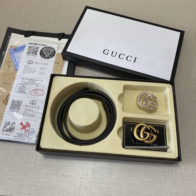 G精品款 ☆双扣礼盒套装 含礼盒 专柜有售 Gucci专柜在售正品 此款采用头层牛皮制作 走线油边细致 正品开模 搭配广州原版扣经久耐用、2.5Cm规格 送打眼