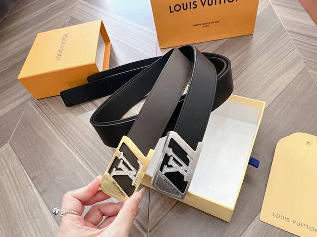 路易威登louis Vuitton 法国 专柜品质 官网同步 宽度3.8Cm 精美钢扣头 原版意大利双面进口小牛皮原版花纹 黑咖双面可以用 手感极佳 上身郊果 - 点击图像关闭