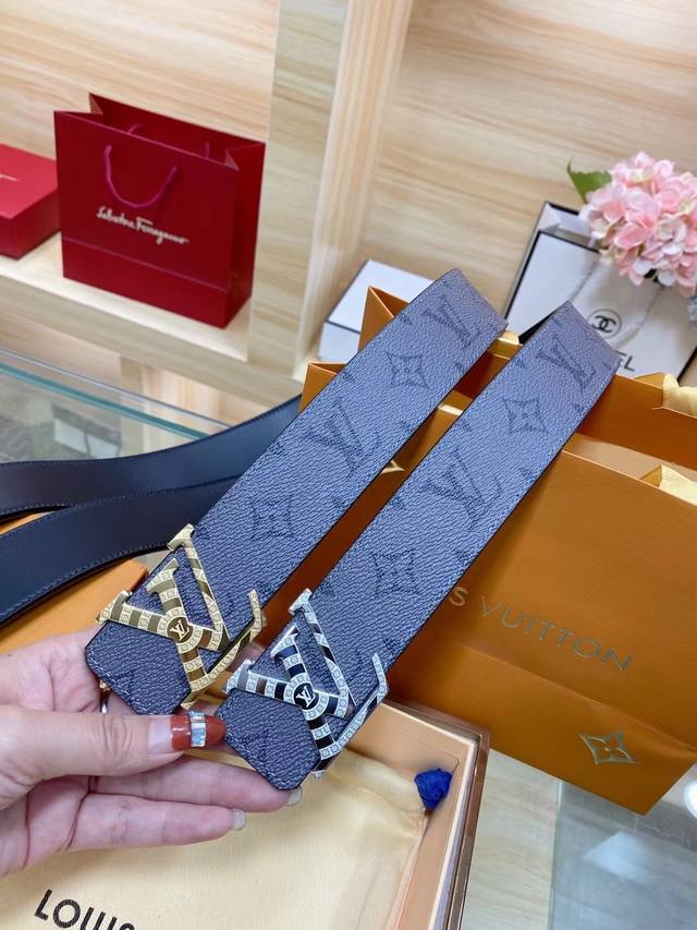 路易威登louis Vuitton 法国 专柜品质 官网同步 宽度3.8Cm 精美钢扣头 原版意大利双面进口小牛皮原版花纹 手感极佳 上身郊果棒 商务休闲两用