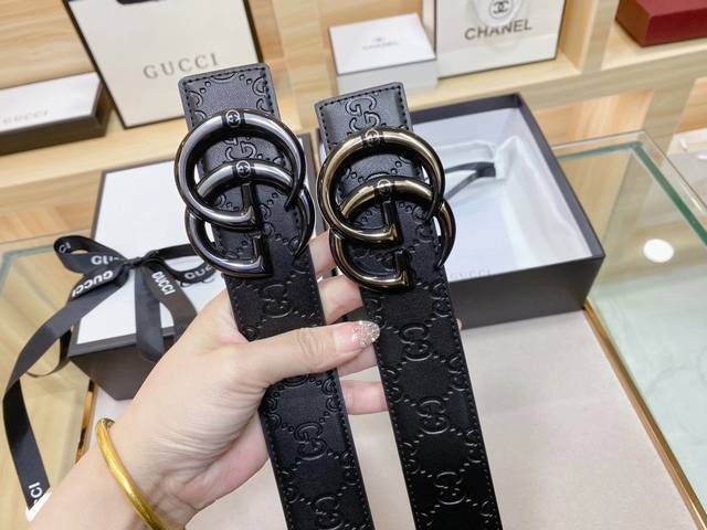 Gucci 古奇新款互扣式g带扣深受品牌辉煌的70年代经典设计所影响，得以重新诠释。安放于织纹纯皮腰带之上。正品一致的吊牌全套包装 配纸袋 礼品盒 亲们下单一