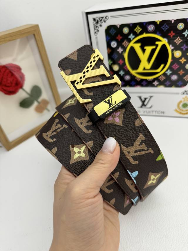 品名：Lv..路易..威登原单 材质：原单牛皮腰带 百分百头层牛皮腰带保证真皮，24K纯钢扣，专柜原单品质、做工精细，时尚大牌，送人自用首选 包装： 请认准如图