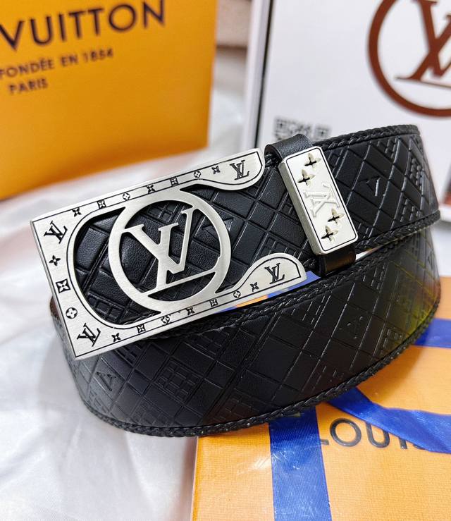 皮带：Lv..路易..威登顶级复刻. 腰带：原单品质百分百头层牛皮，保证真皮。雕花镂空工艺.真空电镀.永不掉色.24K纯钢扣纯手工编织系列双面可用专柜同等质量，