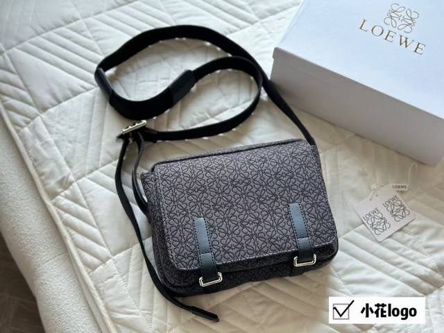 Loewe 罗 意威 男包新款 Military 宽肩带印花翻盖邮差包单肩 斜挎包 品 包包容量很大 配上字母肩带 上身超级好看！ 容量大牛皮峦荔枝纹的比较耐操