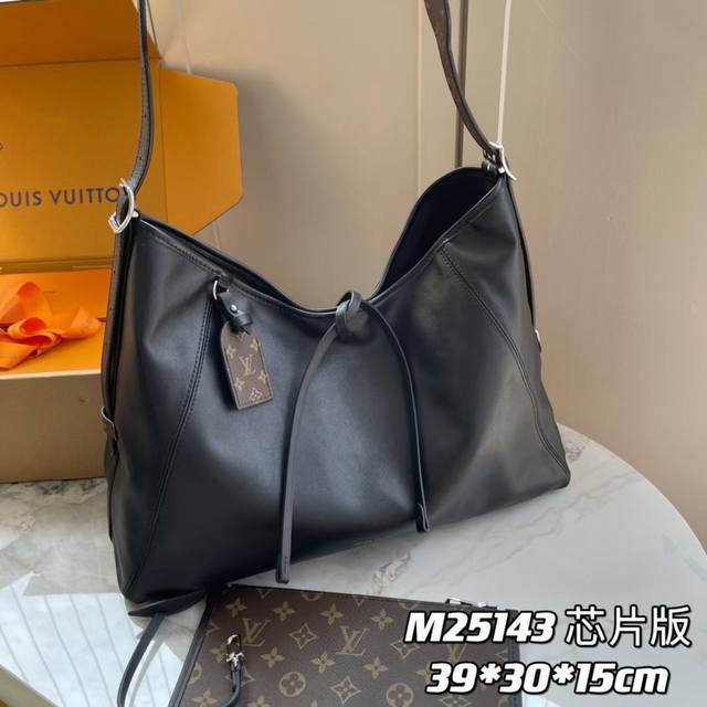 Louis Vuitton 路易威登 Carryall 芯片版gargo Carryalldark 手袋 本款 Carrvall Dark 手袋以柔软羊皮革塑造