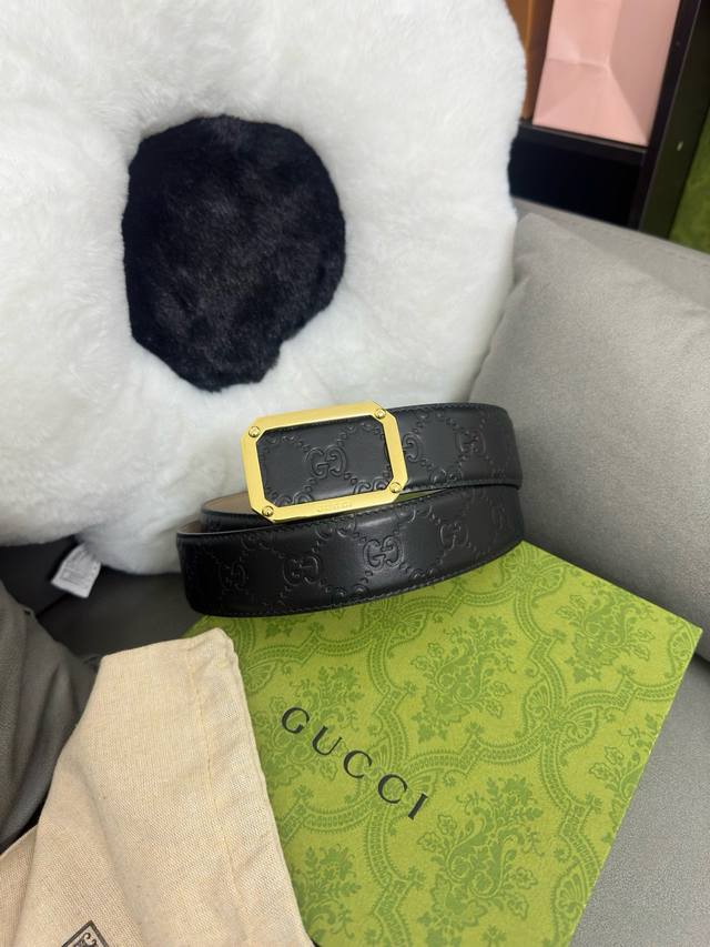 Gucci 403941 Cwc0N 宽版signature压g花 宽度4.0Cm 镂空四方版扣