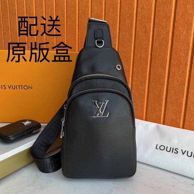 Lv 配送原版包装盒 新款男士胸包 潮牌最潮最火爆款 进口原版牛皮、手感一流做工十分精致展露时尚和潮流，呈现出不经意的时髦风范潮男必备型号：1057，尺寸：28