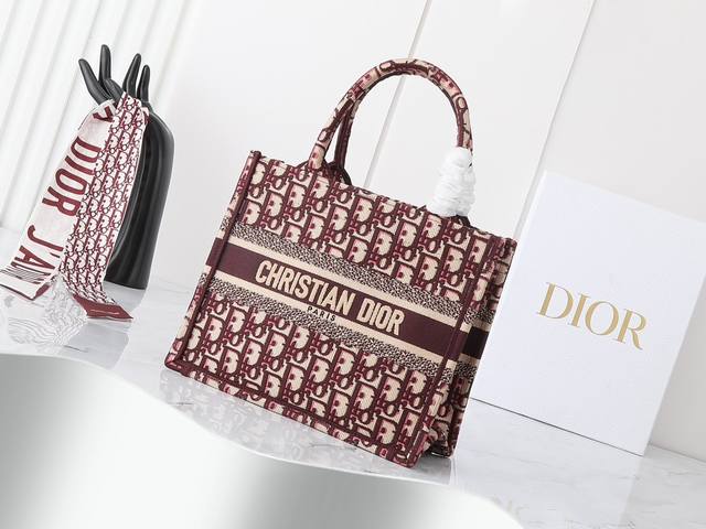 独家实物拍摄 小 原单 Dior Book Tote 托特 红色小26Cm 这款 Book Tote手袋由女装创意总监玛丽亚 嘉茜娅 蔻丽 Maria Graz