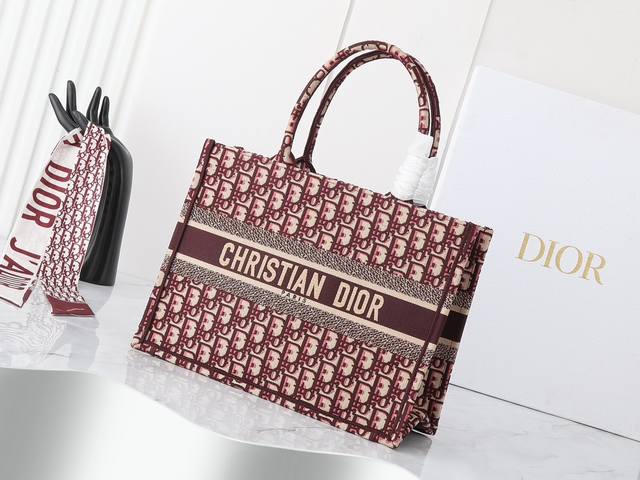 独家实物拍摄 中 原单 Dior Book Tote 托特 红色中36Cm 这款 Book Tote手袋由女装创意总监玛丽亚 嘉茜娅 蔻丽 Maria Graz