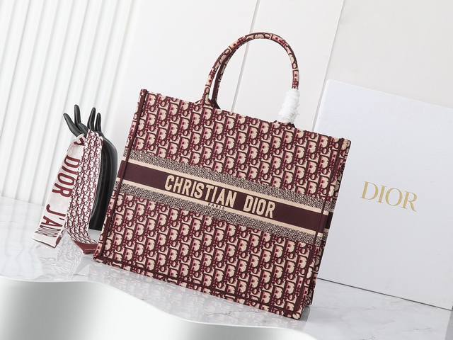 独家实物拍摄 大 原单 Dior Book Tote 托特 红色大42Cm 这款 Book Tote手袋由女装创意总监玛丽亚 嘉茜娅 蔻丽 Maria Graz