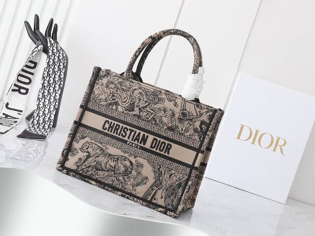 独家实物拍摄 小 原单 Dior Book Tote 托特 老虎小26Cm 这款 Book Tote手袋由女装创意总监玛丽亚 嘉茜娅 蔻丽 Maria Graz