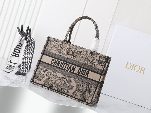 独家实物拍摄 中 原单 Dior Book Tote 托特 老虎中36Cm 这款 Book Tote手袋由女装创意总监玛丽亚 嘉茜娅 蔻丽 Maria Graz